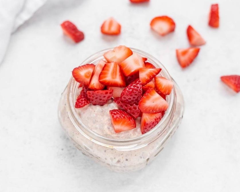 Breakfast recipes for longevity. Coconut overnight oats with strawberries.